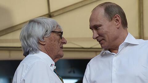 Bernie Ecclestone (l.) mit Wladimir Putin im Jahr 2014.