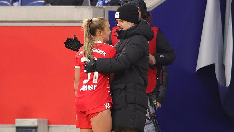 Georgia Stanway und Trainer Alexander Straus.