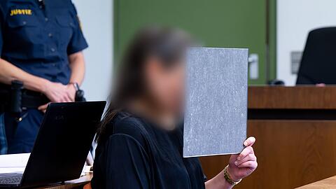 Sie soll fast 500.000 Euro gestohlen haben: die Angeklagte im Gerichtssaal.