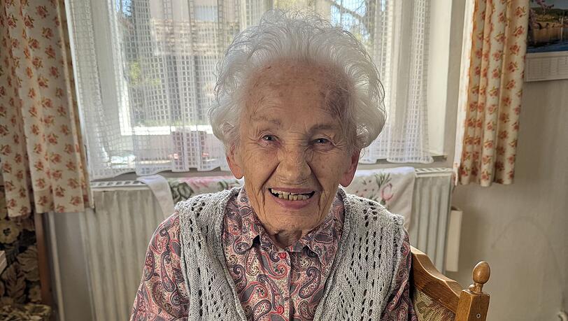 Wie in einer Zeitkapsel: Maria Endres in ihrer Küche in Waldtrudering. Hier hat sich seit 40 Jahren nichts verändert.