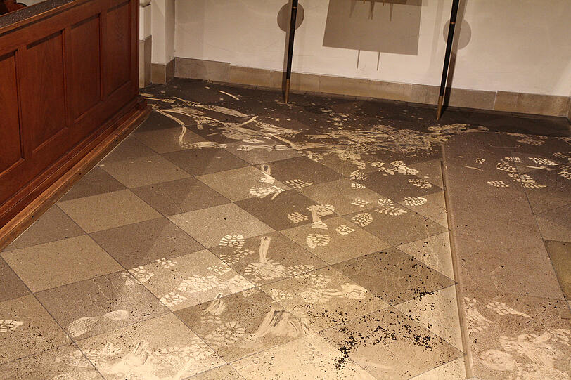 Völlig verkohlt: Der Altarraum ist durch den Brand zerstört worden. Offenbar hat eine Kerze das Feuer im Studienstift St. Michael ausgelöst. Die Bilder