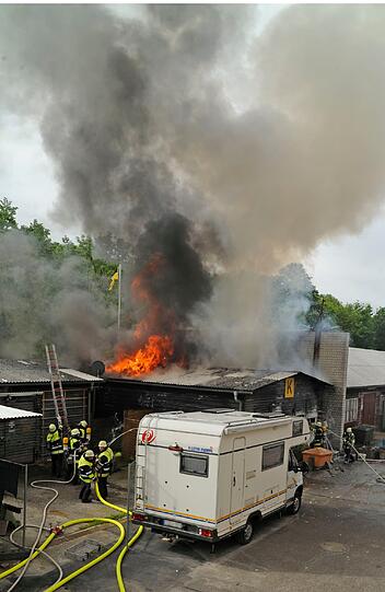 Warum es zu dem Brand einer Lagerhalle in Sendling in der Hans-Preißinger-Straße kam, ist bisher nicht bekannt. Die Polizei ermittelt.