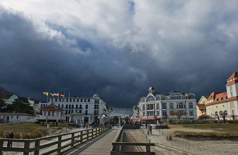 Dunkle Wolken ziehen am 30.03.2015 im Seebad Binz auf der Insel Rügen (Mecklenburg-Vorpommern) über die Seebrücke des Ostseebades. Die Meteorologen erwarten auch in den kommenden Tagen wechselhaftes Wetter an der Ostsee. Die Urlaubsorte im Norden hoffen auf Sonnenschein und viele Gäste an den Ostertagen.