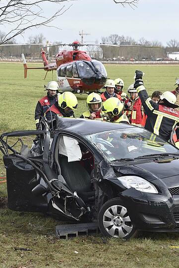 Schwerer Unfall auf der A8. Ein Toyota prallte gegen einen Baum.