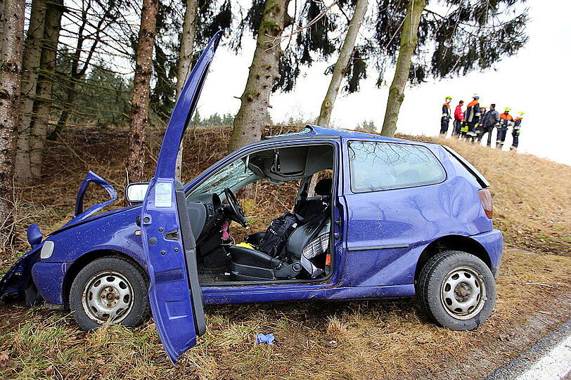 Die 19-Jährige verlor in einer Kurve die Kontrolle und krachte gegen den Baum.