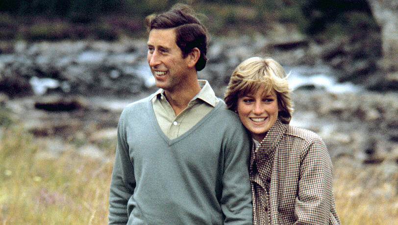 Lächeln trotz Spannungen? Prinz Charles und Diana posieren im August 1981 während ihrer Flitterwochen im schottischen Balmoral. Lächeln trotz Spannungen? Prinz Charles und Diana posieren im August 1981 während ihrer Flitterwochen im schottischen Balmoral.