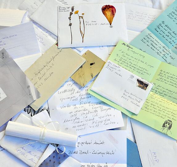 Der Poesiebriefkasten steht am Hans-Mielich-Platz.