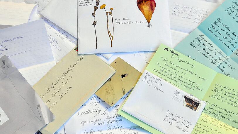 Der Poesiebriefkasten steht am Hans-Mielich-Platz.