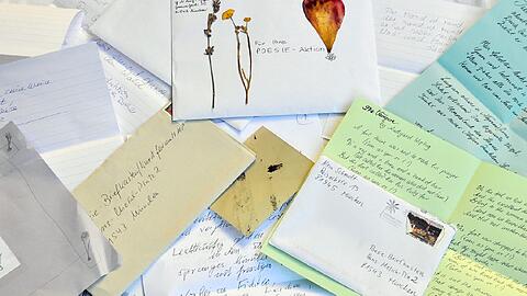 Der Poesiebriefkasten steht am Hans-Mielich-Platz.