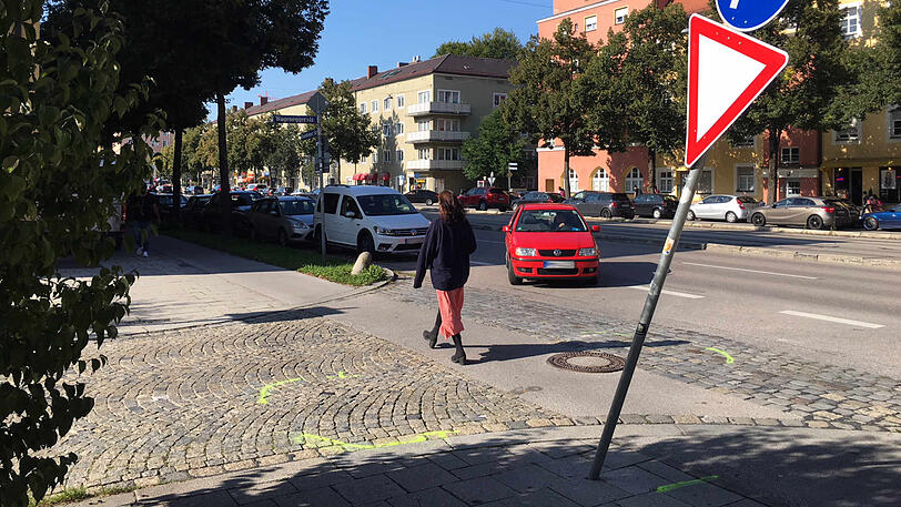 Der Unfall hat sich in der Wageneggerstraße ereignet. Die Striche am Boden zeigen, wo das Auto zum Stehen gekommen ist.