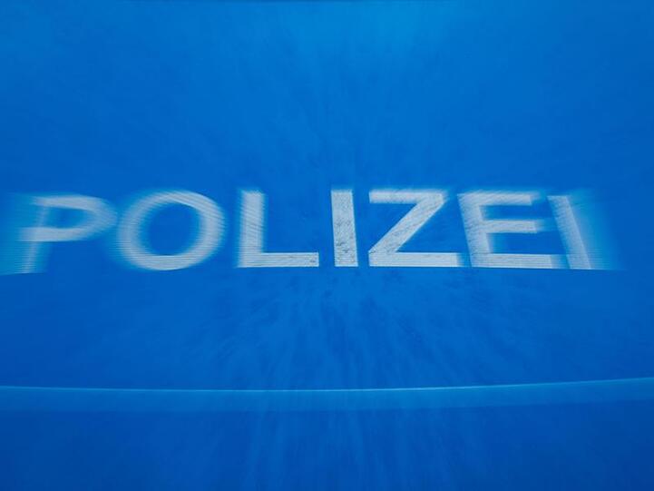 Der Schriftzug "Polizei" auf der Motorhaube eines Funkstreifenwagens. Foto: Jens Büttner/dpa-Zentralbild/dpa/Symbolbild