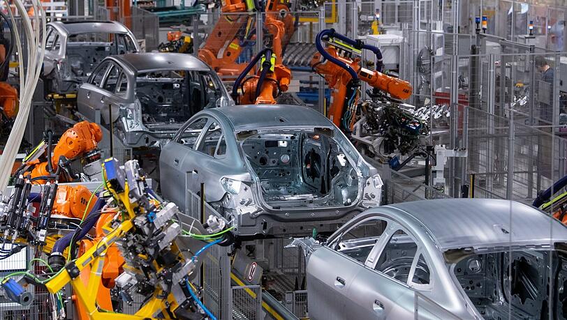 Verschiedene BMW-Modelle im Stammwerk. Die Folgen des Krieges in der Ukraine treffen auch die deutsche und bayerische Wirtschaft hart.