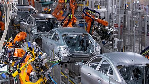 Verschiedene BMW-Modelle im Stammwerk. Die Folgen des Krieges in der Ukraine treffen auch die deutsche und bayerische Wirtschaft hart.