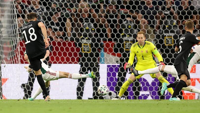 Volltreffer: Leon Goretzka (l.) erzielt bei der EM 2020 gegen Torhüter Peter Gulacsi und Ungarn den wichtigen 2:2-Ausgleich. Volltreffer: Leon Goretzka (l.) erzielt bei der EM 2020 gegen Torhüter Peter Gulacsi und Ungarn den wichtigen 2:2-Ausgleich.