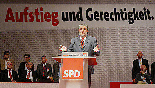 Es sollte ein Bild von Dynamik vermitteln. Doch die Mienen des SPD-Adels in Nürnberg verraten eher die Mühen der Ebene &ndash; oder das Leid am Vorsitzenden.