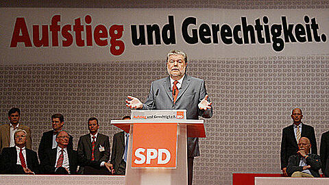 Es sollte ein Bild von Dynamik vermitteln. Doch die Mienen des SPD-Adels in Nürnberg verraten eher die Mühen der Ebene &ndash; oder das Leid am Vorsitzenden.