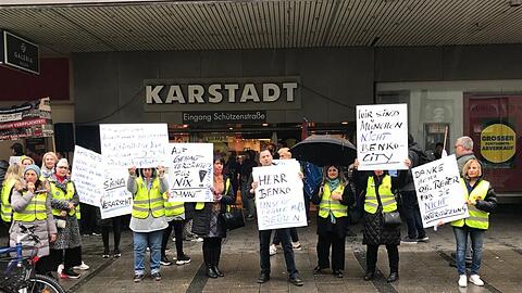 "Auf Gehalt verzichten für Nix!" – das frustriert die Belegschaft vom Karstadt am Hauptbahnhof sehr. Rund 130 Mitarbeiterinnen und Mitarbeiter kämpfen mit diesem Streik am Mittwoch weiter um ihre Jobs.