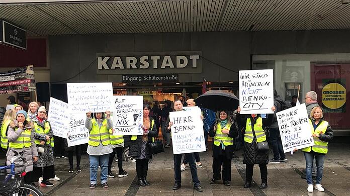 "Auf Gehalt verzichten für Nix!" – das frustriert die Belegschaft vom Karstadt am Hauptbahnhof sehr. Rund 130 Mitarbeiterinnen und Mitarbeiter kämpfen mit diesem Streik am Mittwoch weiter um ihre Jobs.