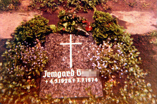 Der Zustand des Grabes 1974: Sylvia E.s Mutter Irmgard G. starb früh &ndash; ihr Tod machte die 16-Jährige zur Vollwaise.