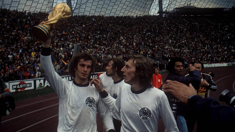 Rainer Bonhof mit dem WM-Pokal in der Hand auf der Ehrenrunde nach dem 2:1-Finalsieg gegen die Niederlande