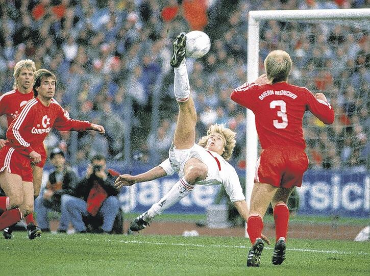 Ein Tor gegen die Bayern - und was für eins: Im Trikot des VfB Stuttgart trifft Jürgen Klinsmann 1987 beim 3:0 der Schwaben über die Münchner im Neckarstadion. Der Fallrückzieher wurde zum Tor des Jahres 1987 gewählt.