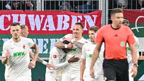 Der FC Augsburg möchte auch im DFB-Pokal jubeln.