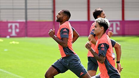 Zugänge beim Aufwärmen: Luis Díaz (r) und Jonathan Tah.