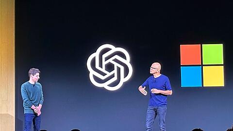 Microsoft-Chef Satya Nadella (rechts im Bild) war ein früher Unterstützer von OpenAI und des Mitgründers Sam Altman. (Archivbild)