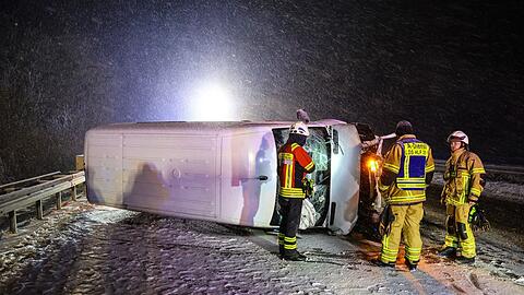 Eine Spur der Autobahn 45 war nach einem schweren Verkehrsunfall nahe L&uuml;denscheid in Nordrhein-Westfalen vor&uuml;bergehend gesperrt worden.