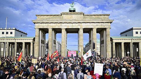 Am Montag demonstrierten in Berlin Menschen gegen die AfD.
