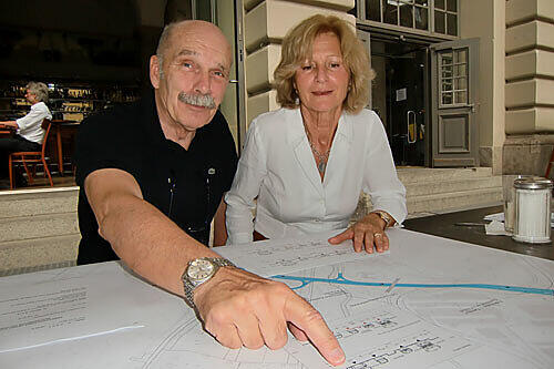 Petra Lejeune und Hermann Grub vor ihrem Plan für einen Tunnel unter dem Isarring.