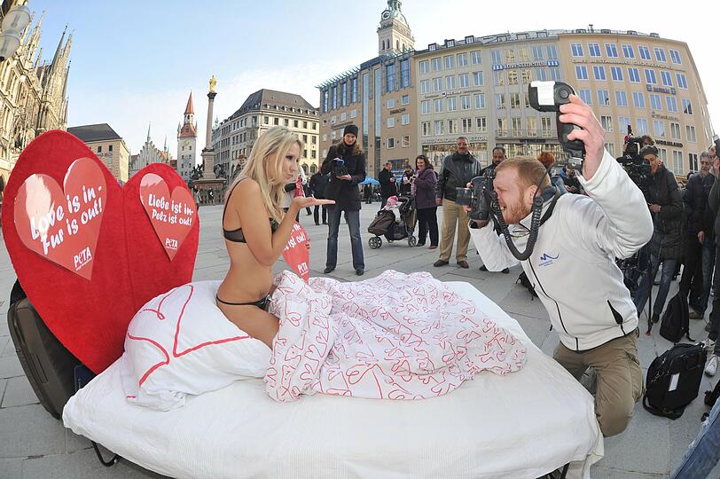 Das Playboy-Playmate Doreen Seidl demonstriert in Dessous für die Tierschutzorganisation PETA mit der Aussage: "Wer die Liebe im Herzen trägt, braucht keinen Pelz um sich zu wärmen"