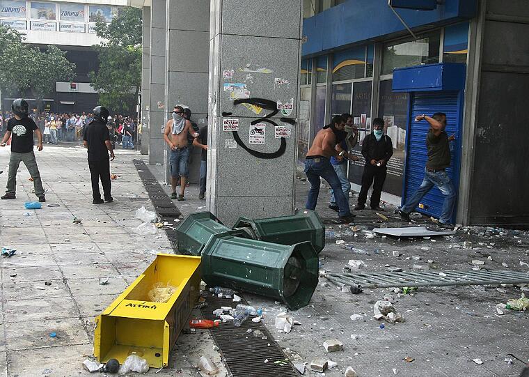 Am Mittwochabend und in der Nacht ist es zu heftigen Straßenschlachten zwischen der Polizei und Demonstranten in Athen gekommen. Mindestens 60 Menschen seien leicht verletzt
worden, berichtete das staatliche Fernsehen (NET). Tausende Menschen protestierten friedlich bis in die frühen
Morgenstunden vor dem Parlament in Athen gegen das harte Sparprogramm
der Regierung.