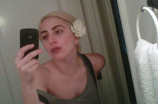 Eine weiße Blume im Haar - und völlig ungeschminkt: Dieses Bild postet Lady Gaga auf Twitter.