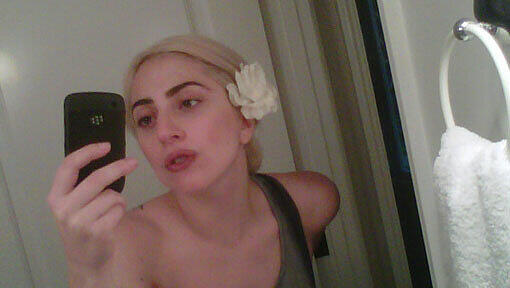 Eine weiße Blume im Haar - und völlig ungeschminkt: Dieses Bild postet Lady Gaga auf Twitter. Eine weiße Blume im Haar - und völlig ungeschminkt: Dieses Bild postet Lady Gaga auf Twitter.
