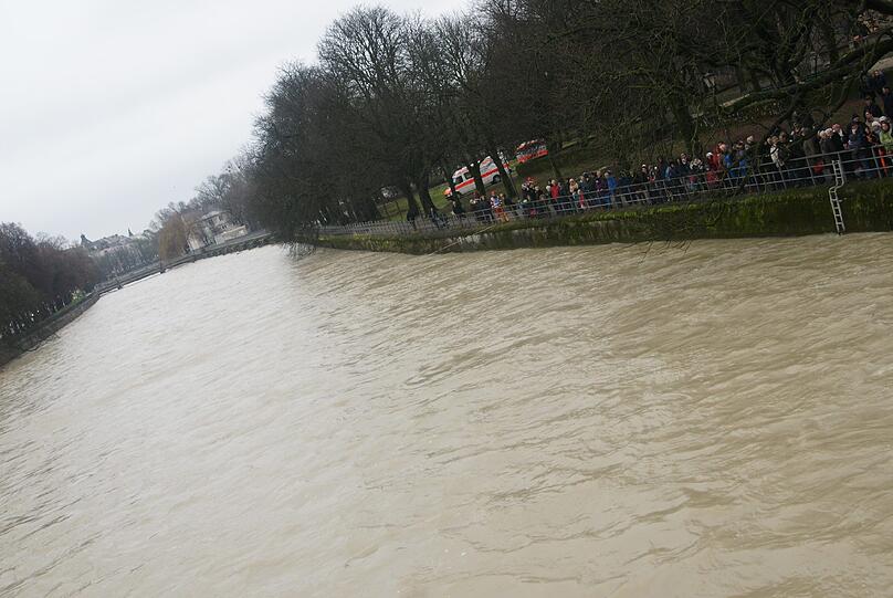 Dauerregen sorgt für Hochwasser an der Isar: In München wurde mit Hochwasserwarnstufe 1 gerechnet. Die Bilder.