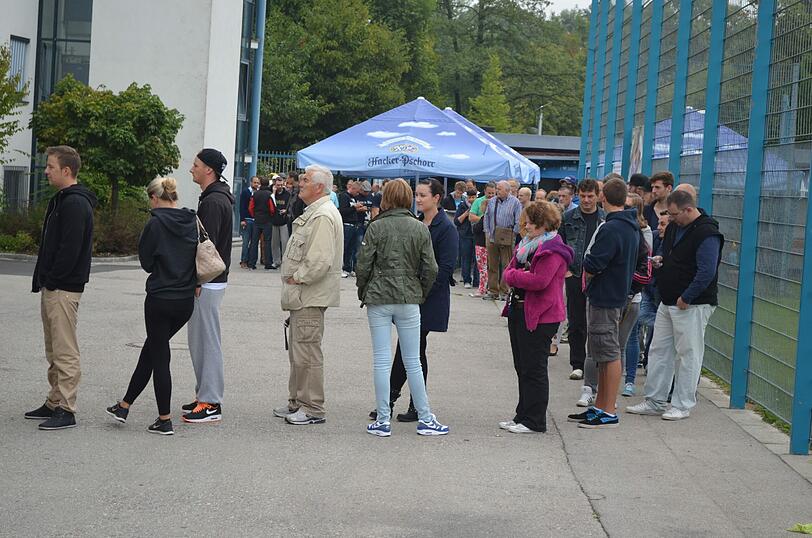 Löwen-Fans warten vor der Geschäftsstelle an der Grünwalder um Karten für das DFB-Pokal-Spiel am 24. September gegen Borussia Dortmund zu bekommen.