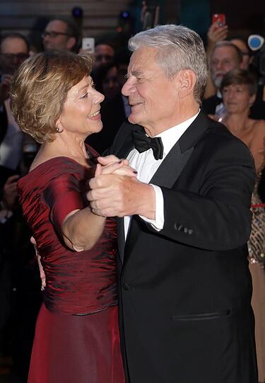 Bundespräsident Joachim Gauck und seine Lebensgefährtin Daniela Schadt beim Tanz vor der Presse.