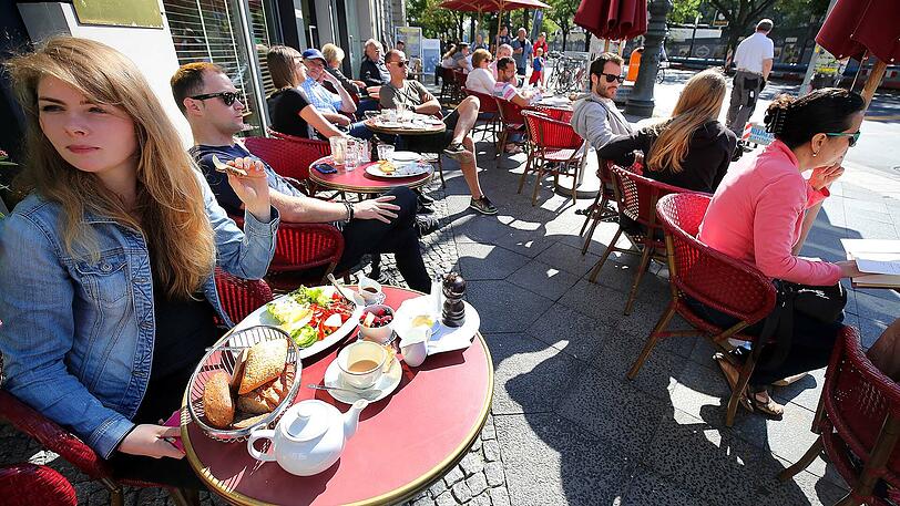 B - Brunch: Frühstückslokale mit Gerichten wie Eggs Benedict scheinen angesagter zu werden. Das "Benedict" in Berlin will als Filiale einer israelischen Restaurantkette sogar Brunch im 24/7-Betrieb anbieten.