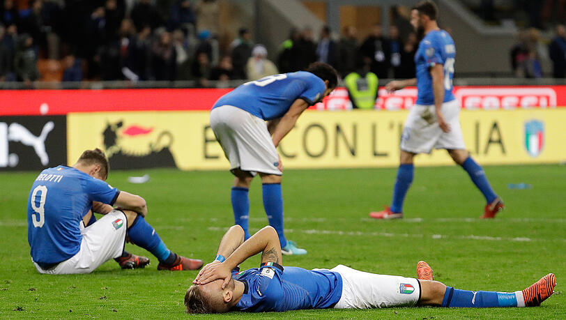 Am Boden zerstört: Spieler der italienischen Nationalmannschaft nach der Niederlage gegen Schweden und dem daraus folgenden WM-Aus. Am Boden zerstört: Spieler der italienischen Nationalmannschaft nach der Niederlage gegen Schweden und dem daraus folgenden WM-Aus.