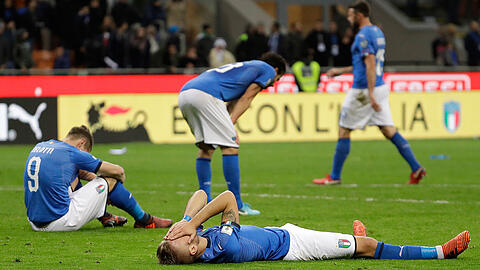 Am Boden zerstört: Spieler der italienischen Nationalmannschaft nach der Niederlage gegen Schweden und dem daraus folgenden WM-Aus.