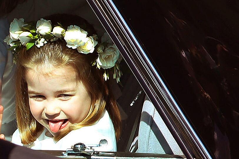 Blumenkind Prinzessin Charlotte zeigt den Fotografen ihr Zunge.