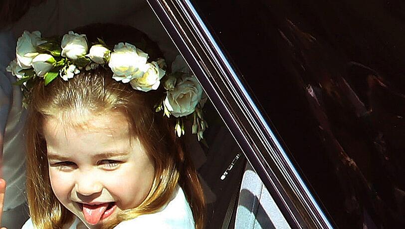 Blumenkind Prinzessin Charlotte zeigt den Fotografen ihr Zunge. Blumenkind Prinzessin Charlotte zeigt den Fotografen ihr Zunge.