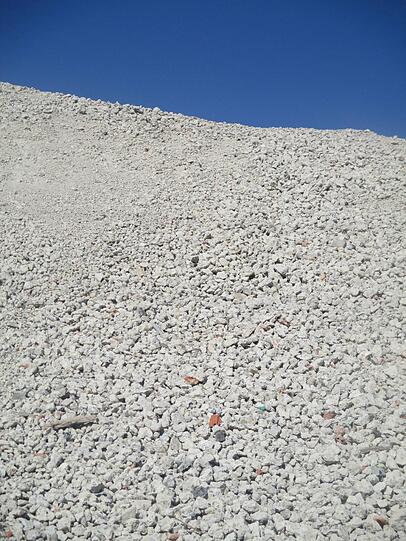 Der Schotterberg vor blauem Himmel: Eine Impression von der Aubinger Baustelle.