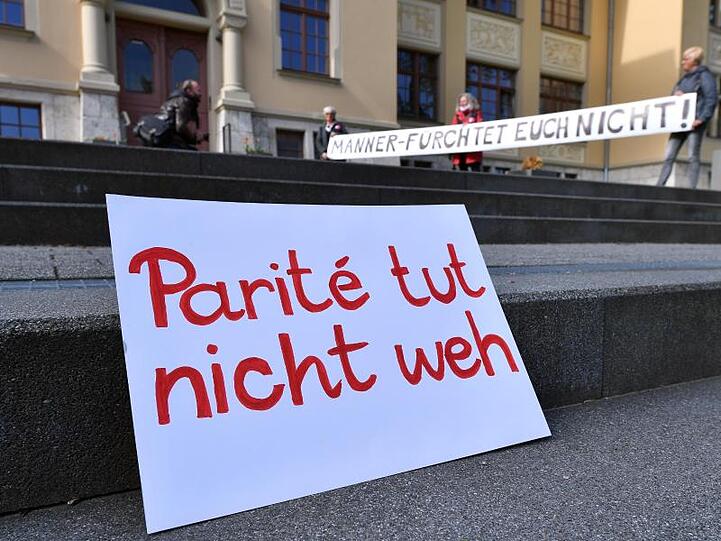 Eine Aktion des Landesfrauenrats Thüringen vor dem Verfassungsgerichtshof. Trotz des Scheiterns eines Paritätsgesetzes durch das Thüringer Verfassungsgericht schreiben Politiker mehrerer Parteien eine Quotenregelung noch nicht ab.