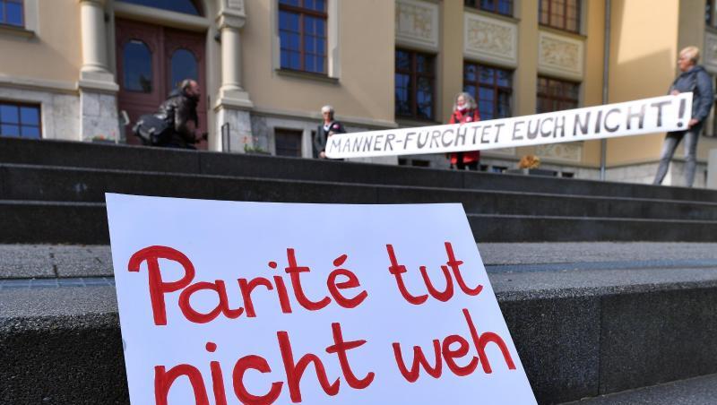 Eine Aktion des Landesfrauenrats Thüringen vor dem Verfassungsgerichtshof. Trotz des Scheiterns eines Paritätsgesetzes durch das Thüringer Verfassungsgericht schreiben Politiker mehrerer Parteien eine Quotenregelung noch nicht ab. Eine Aktion des Landesfrauenrats Thüringen vor dem Verfassungsgerichtshof. Trotz des Scheiterns eines Paritätsgesetzes durch das Thüringer Verfassungsgericht schreiben Politiker mehrerer Parteien eine Quotenregelung noch nicht ab.