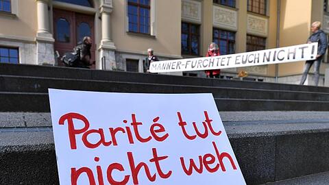 Eine Aktion des Landesfrauenrats Thüringen vor dem Verfassungsgerichtshof. Trotz des Scheiterns eines Paritätsgesetzes durch das Thüringer Verfassungsgericht schreiben Politiker mehrerer Parteien eine Quotenregelung noch nicht ab.