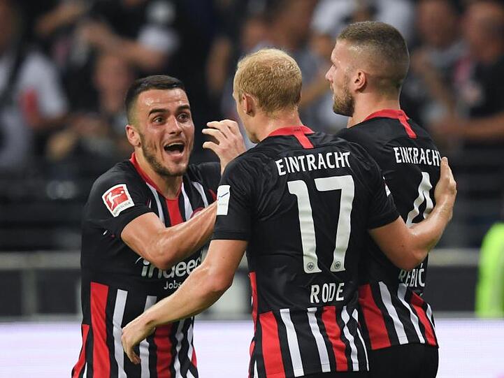 Die Frankfurter Filip Kostic (l-r), Ante Rebic und Sebastian Rode jubeln nach dem Tor zum 1:0.