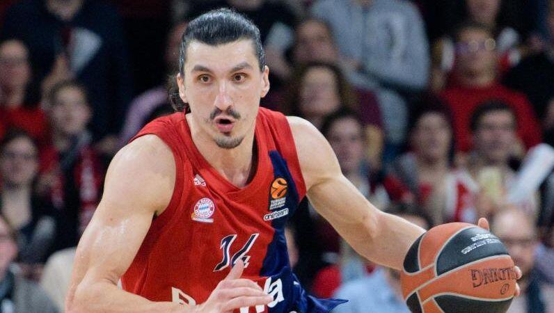 Nihad Djedovic von München spielt den Ball. Foto: Matthias Balk/Archivbild Nihad Djedovic von München spielt den Ball. Foto: Matthias Balk/Archivbild