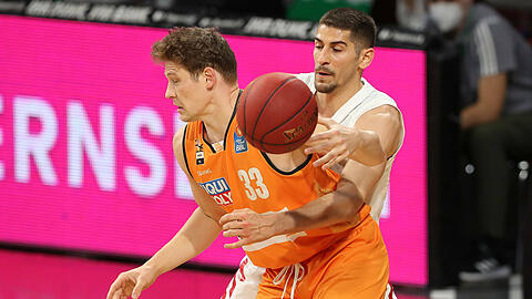 Zweikampf zwischen Patrick Heckmann (Ulm, l.) und Diego Flaccadori (München)